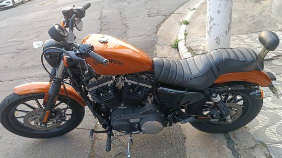 HARLEY-DAVIDSON SPORTSTER IRON 883 